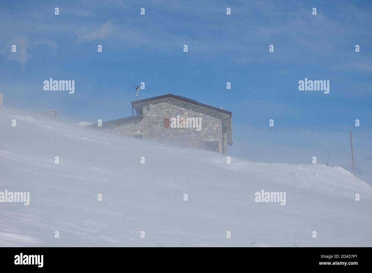 refuge avec des rafales de chalet en mouvement de vent Banque D'Images