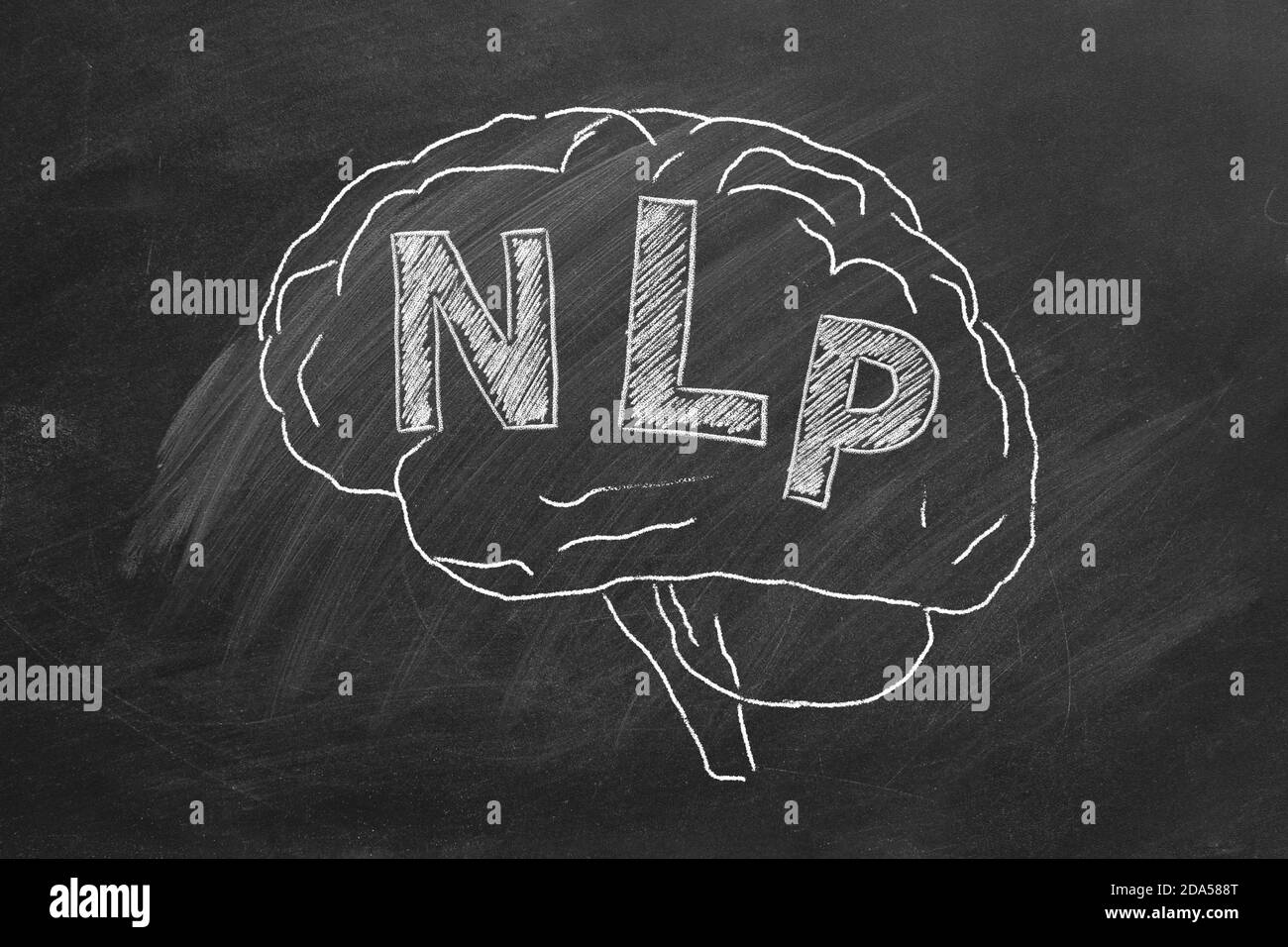 Dessin de craie du cerveau humain dans le tableau noir avec le lettrage NLP à l'intérieur. Banque D'Images