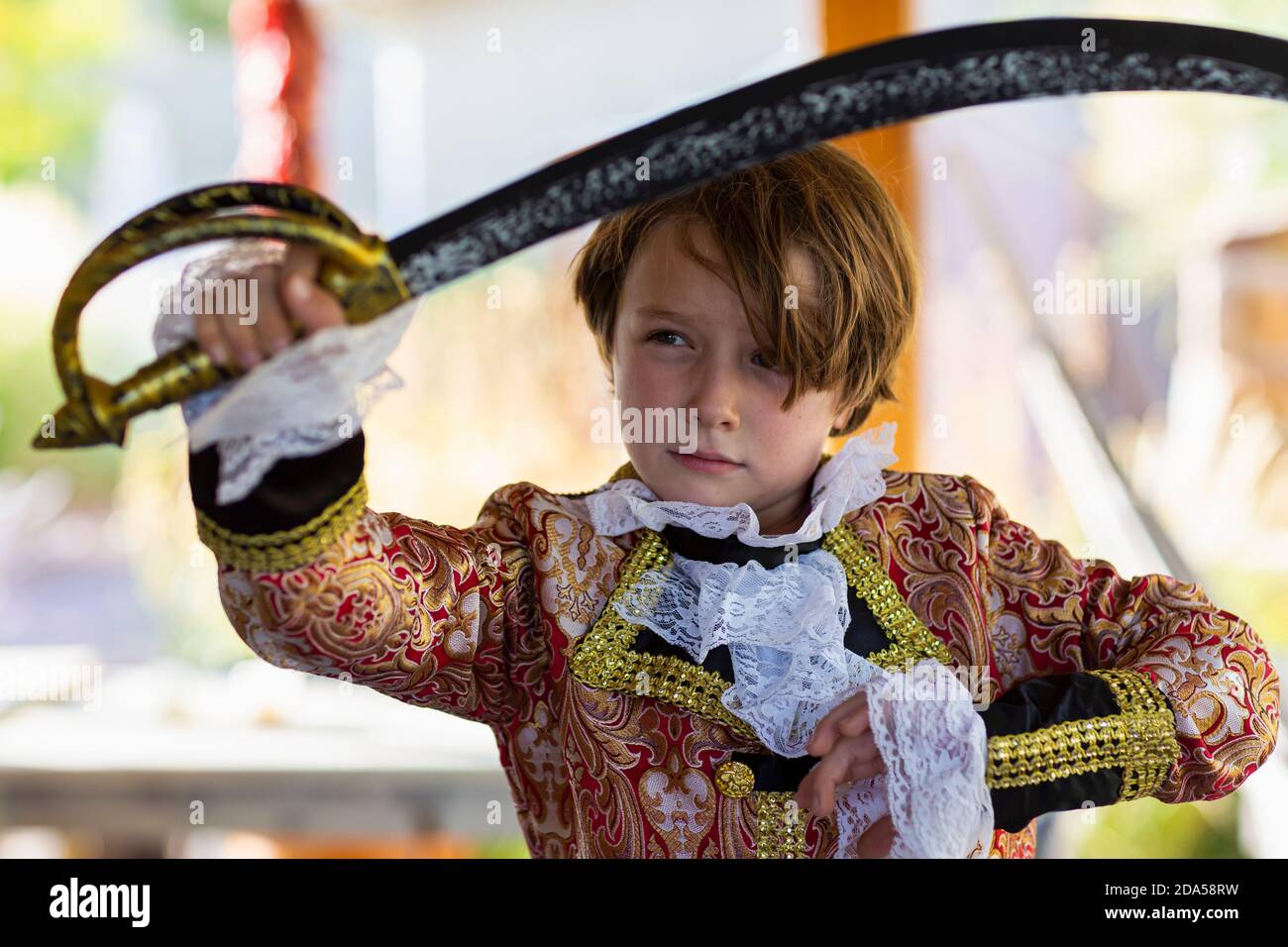 Jeune garçon habillé comme un pirate. Banque D'Images