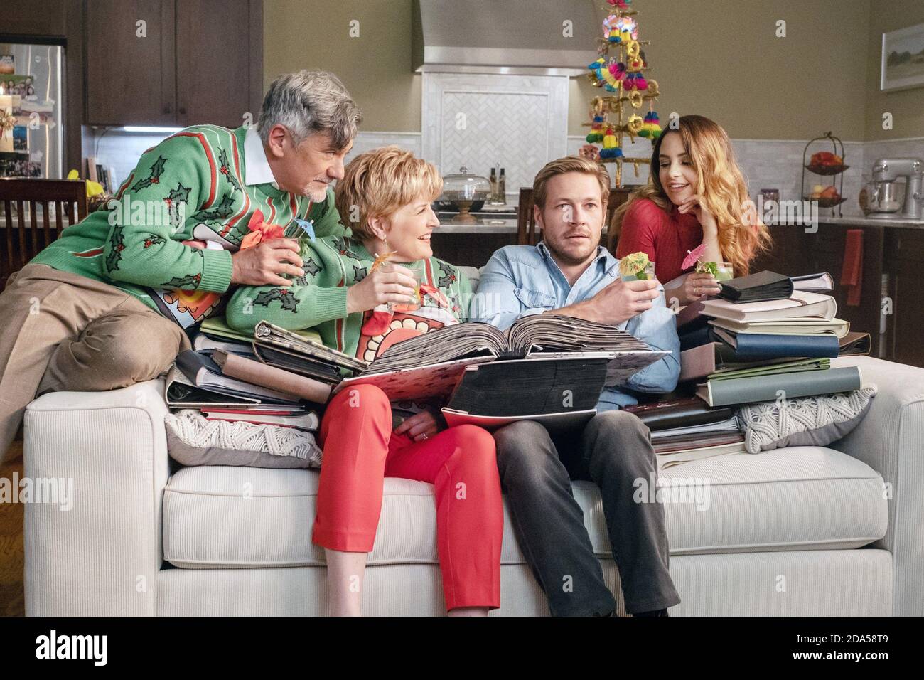 HOLIDATE, de gauche à droite: Carlos Lacamara, Meeghan Holaway, Luke Bracey, Aimee Carrero, 2020. ph: Steve Dietl / © Netflix / Courtesy Everett Collection Banque D'Images