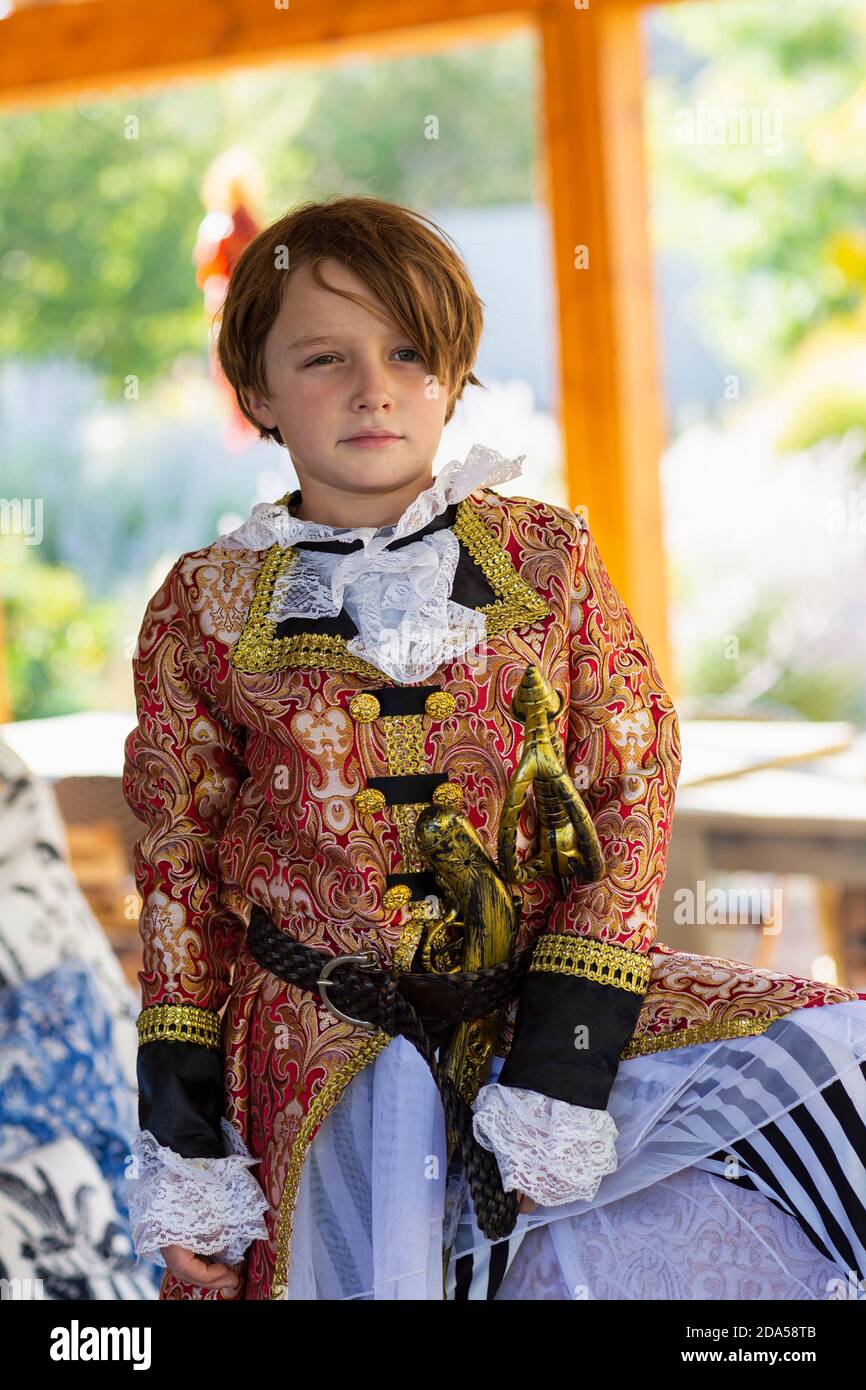 Jeune garçon habillé comme un pirate. Banque D'Images