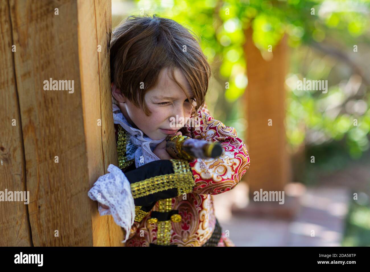 Jeune garçon habillé comme un pirate tenant un long pistolet. Banque D'Images