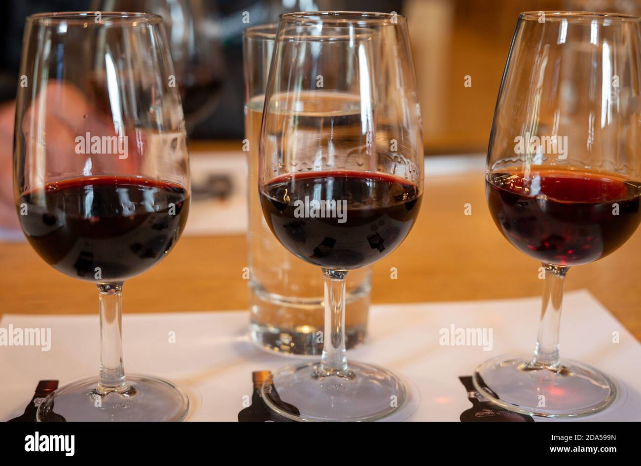 Dégustation professionnelle de différents desserts fortifiés rubis, vins de port tawny en verres dans les caves à vin de Porto, Portugal, gros plan Banque D'Images