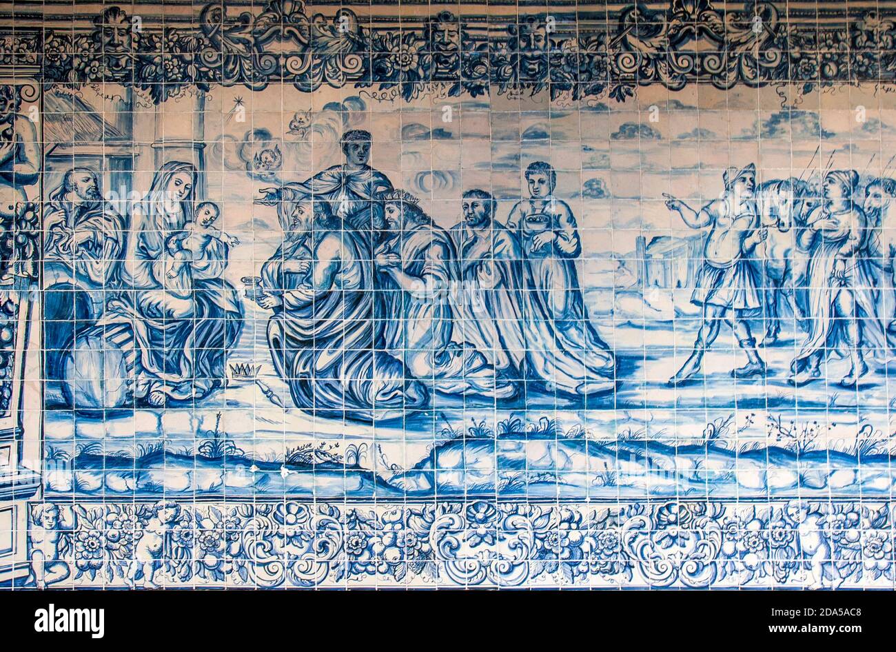 Panneau en tuiles bleues traditionnelles couvrant les murs du cloître de la cathédrale Sainte Marie d'Assomption à Viseu, Portugal Banque D'Images