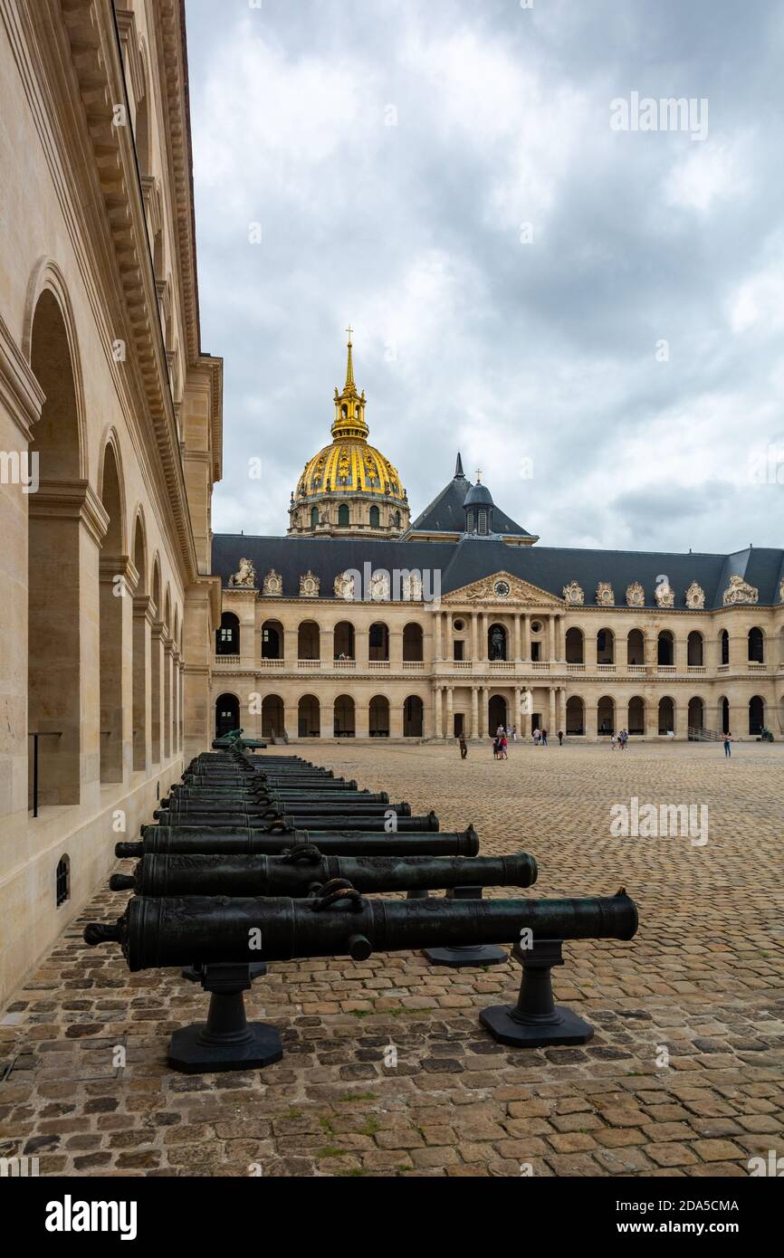 Paris, France - 29 août 2019 : Cour d'honneur au Palais les Invalides ou Résidence nationale de la cour des Invalides. Complexe de musées et de monu Banque D'Images