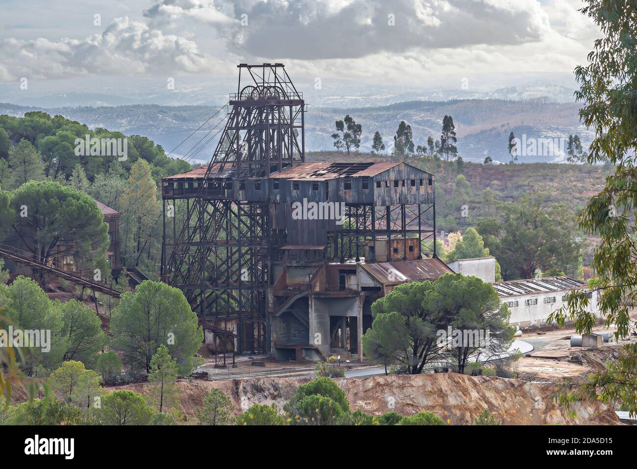 Vestiges d'une mine abandonnée de cuivre, d'or et d'argent dans le village de la Zarza-Perrunal à Huelva, Andalousie, Espagne Banque D'Images
