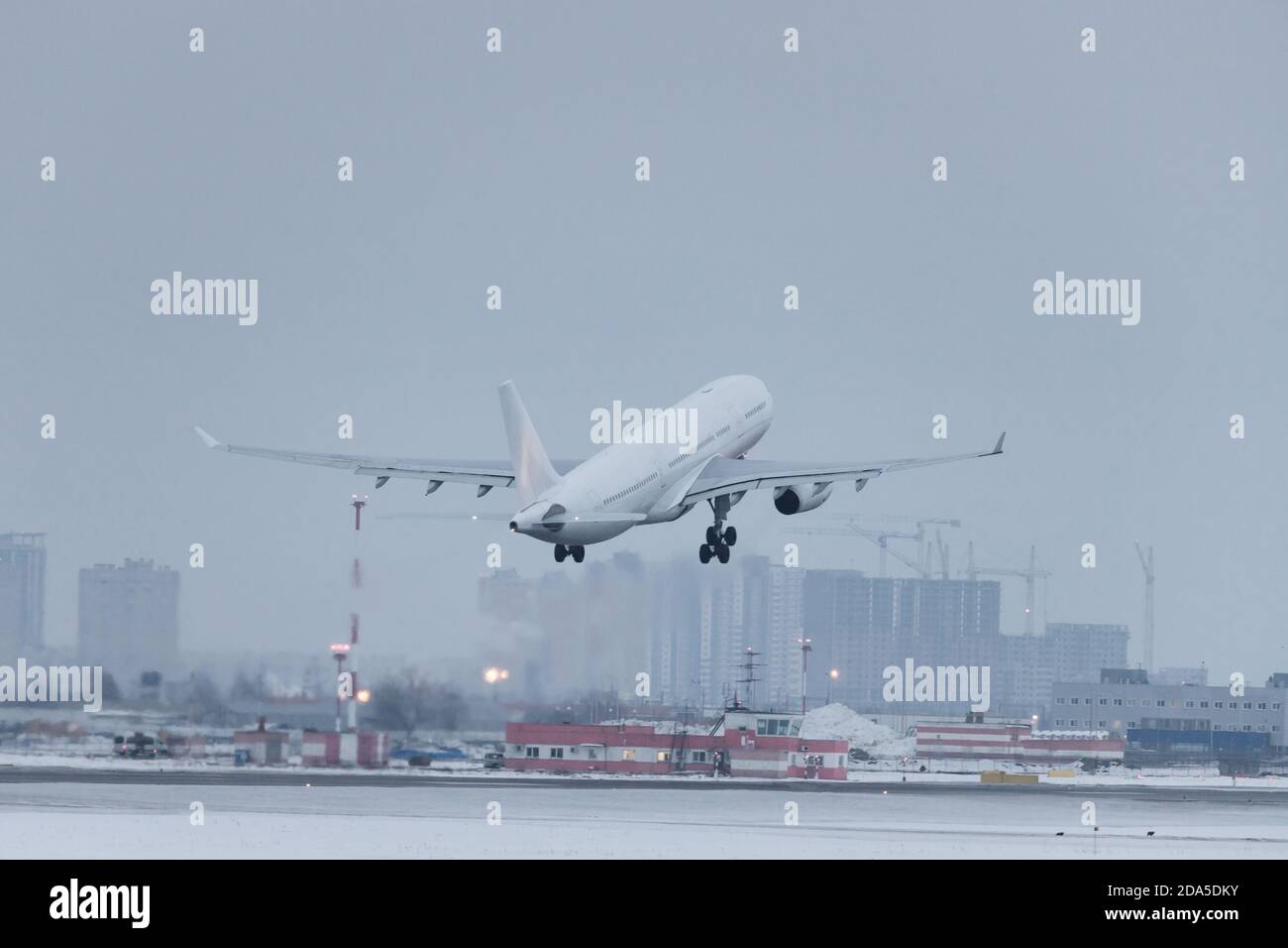 Décollage de l'avion passager en hiver, bas sur la piste. Vacances, concept d'aviation Banque D'Images