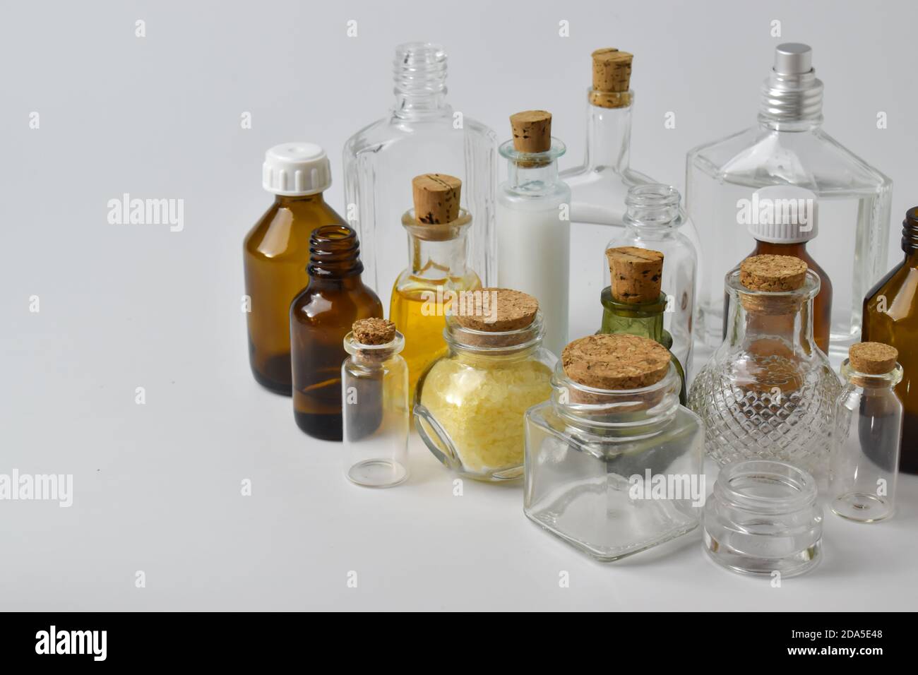 Videz les bouteilles en verre sur un fond clair. Divers récipients pour cosmétiques et parfums. Banque D'Images