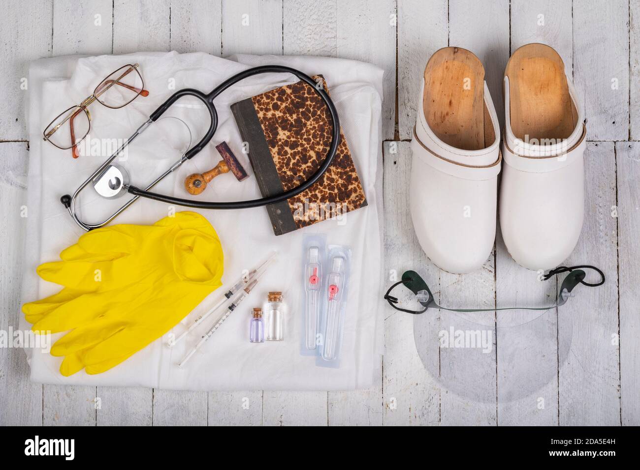 Kit medical de base prepare pour la vaccination. Vetements de protection et accessoires medicaux. Arriere plan clair Photo Stock Alamy