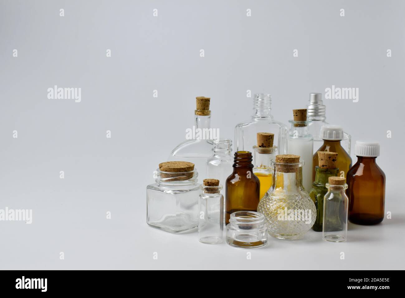 Videz les bouteilles en verre sur un fond clair. Divers récipients pour cosmétiques et médicaments. Banque D'Images