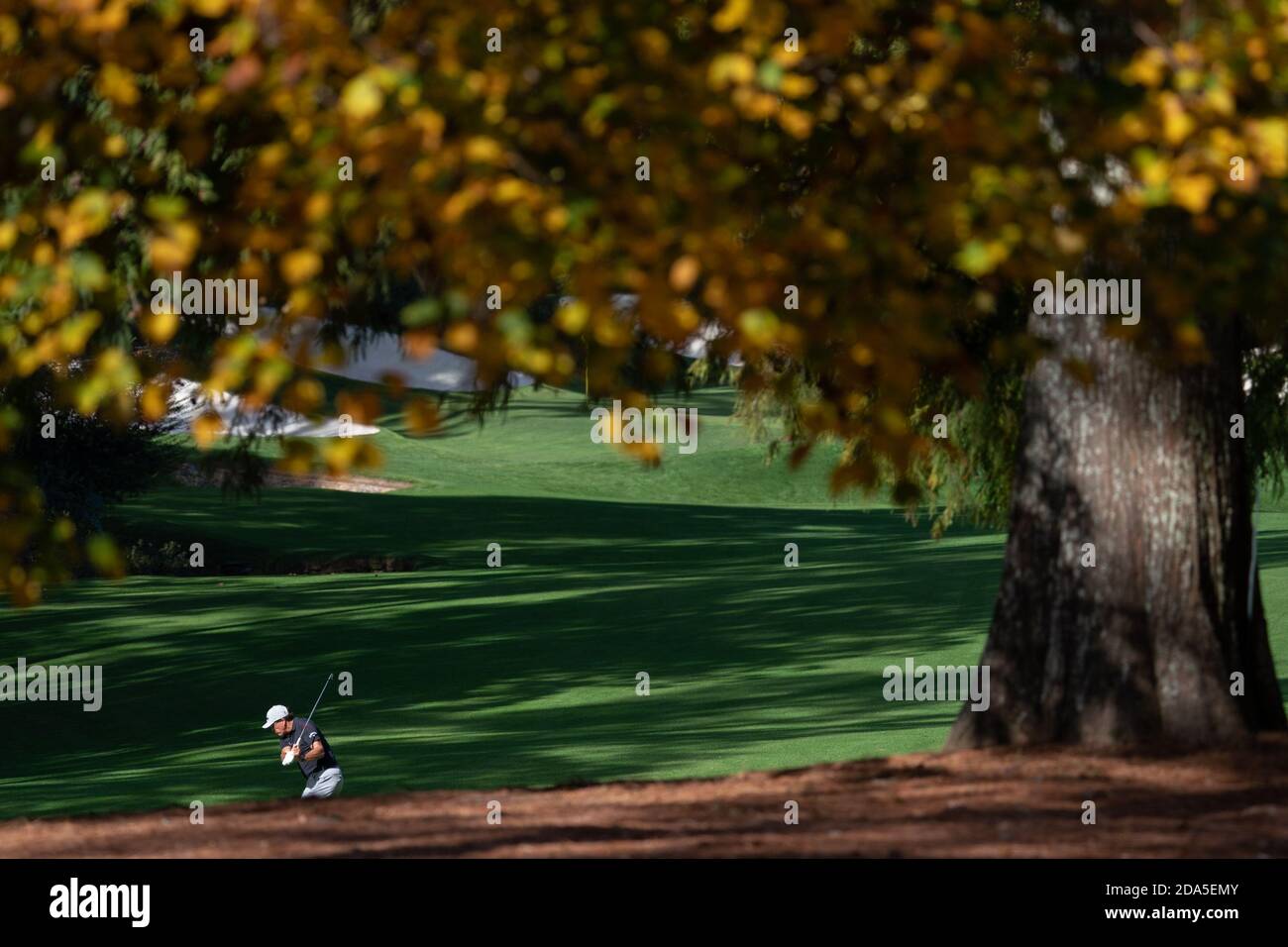 Augusta, États-Unis. 09ème novembre 2020. Phil Mickelson est présent sur le 13ème fairway lors d'une séance d'entraînement avant le tournoi de golf Masters 2020 au Augusta National Golf Club, en Géorgie, le lundi 9 novembre 2020. Photo de Kevin Dietsch/UPI crédit: UPI/Alay Live News Banque D'Images