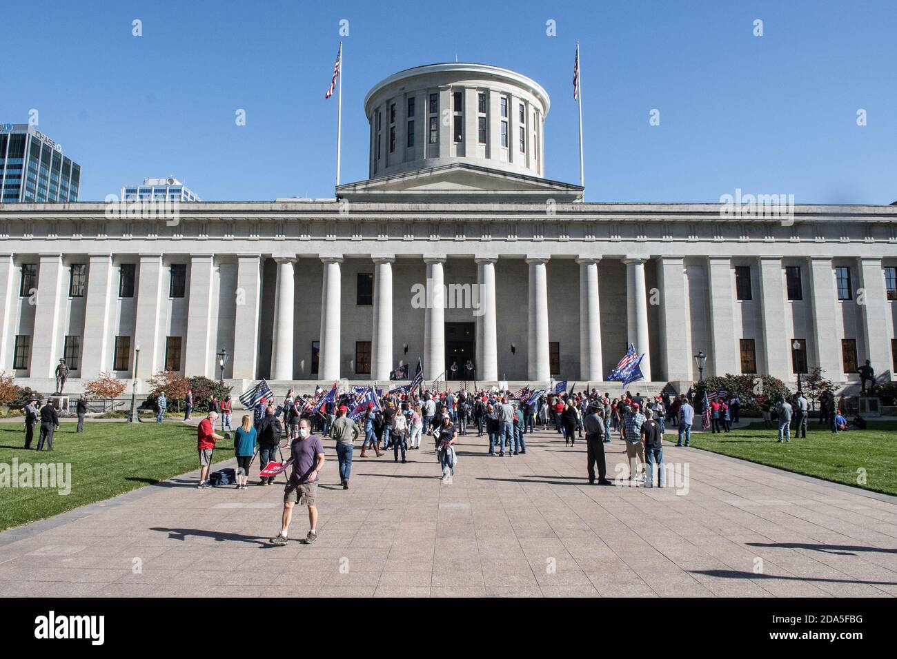 Les manifestants se réunissent à l'Ohio Statehouse à Columbus, Ohio, samedi, peu après l'annonce de la projection présidentielle pour Joe Biden. Banque D'Images