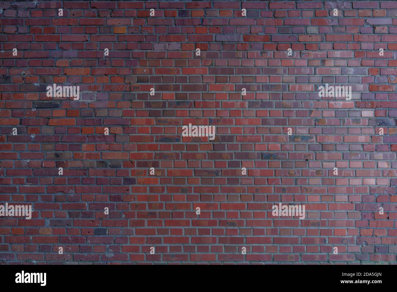 Tons rouge et orange vintage bosselé, rugueux et ancienne texture de brique avec motif de brique anglaise. Banque D'Images