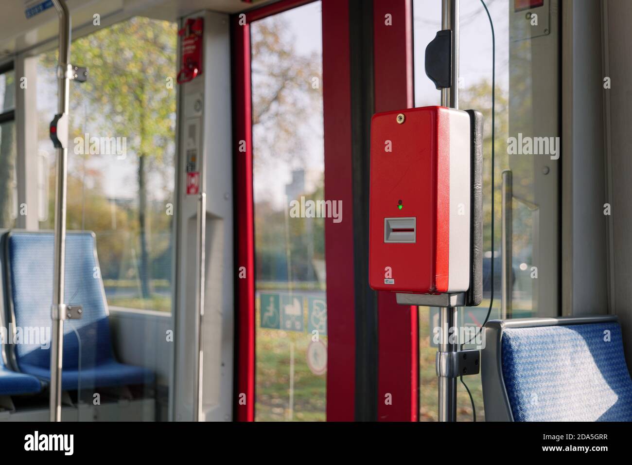 Timbre rouge pour les transports en commun ou machine à billets de  validation devant la porte automatique du tramway léger à Düsseldorf, en  Allemagne Photo Stock - Alamy