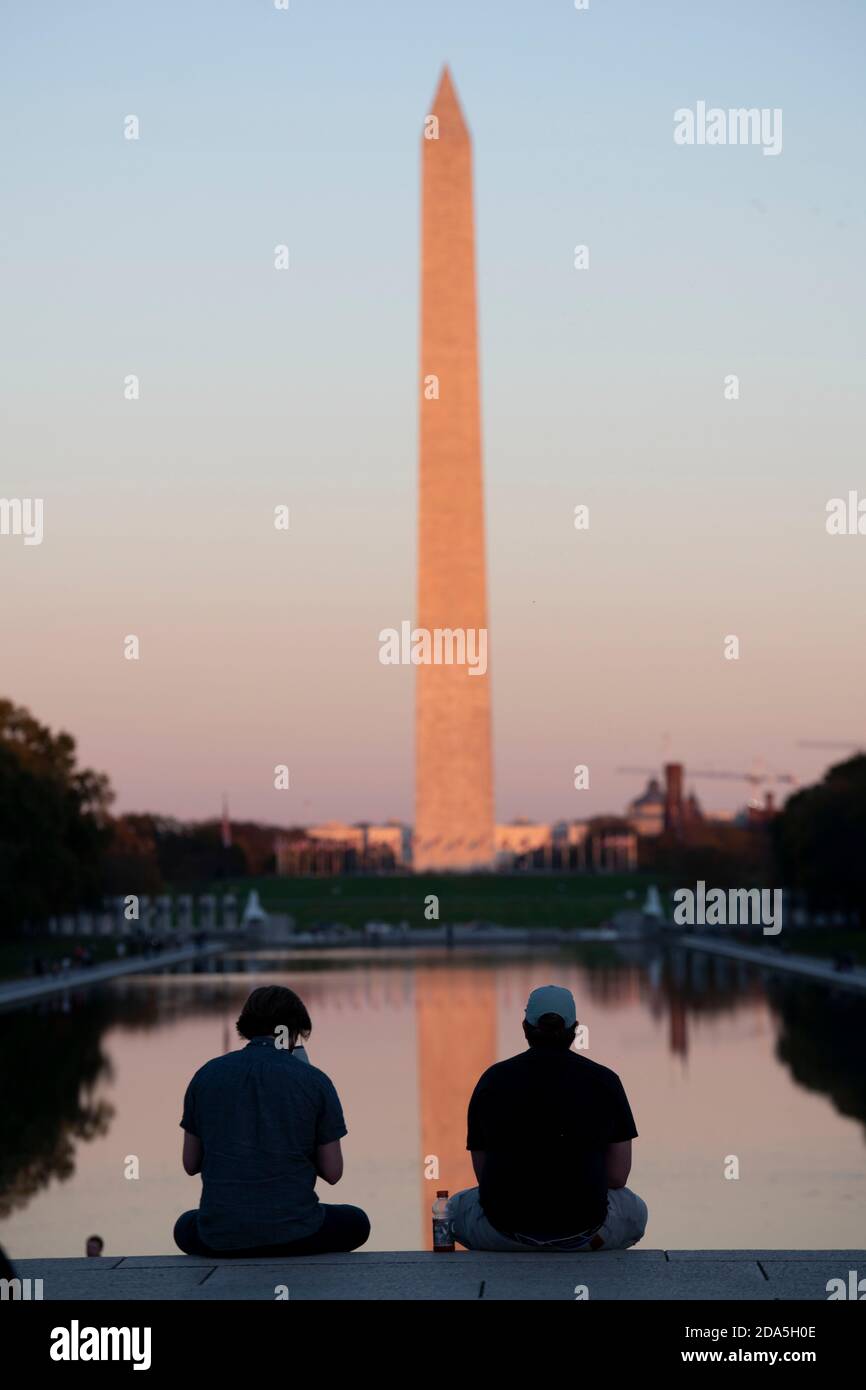 Washington, États-Unis. 9 novembre 2020. Les gens sont assis sur les marches du Lincoln Memorial à Washington, DC, aux États-Unis, le 9 novembre 2020. Le nombre total de cas de COVID-19 aux États-Unis a atteint lundi un triste jalon de 10 millions, selon le Centre for Systems Science and Engineering (CSSE) de l'Université Johns Hopkins. Le nombre de cas COVID-19 aux États-Unis est passé à 10,018,278, avec un total de 237,742 décès, à 13 h 25, heure locale (1825 GMT), selon le calcul CSSE. Credit: Liu Jie/Xinhua/Alay Live News Banque D'Images