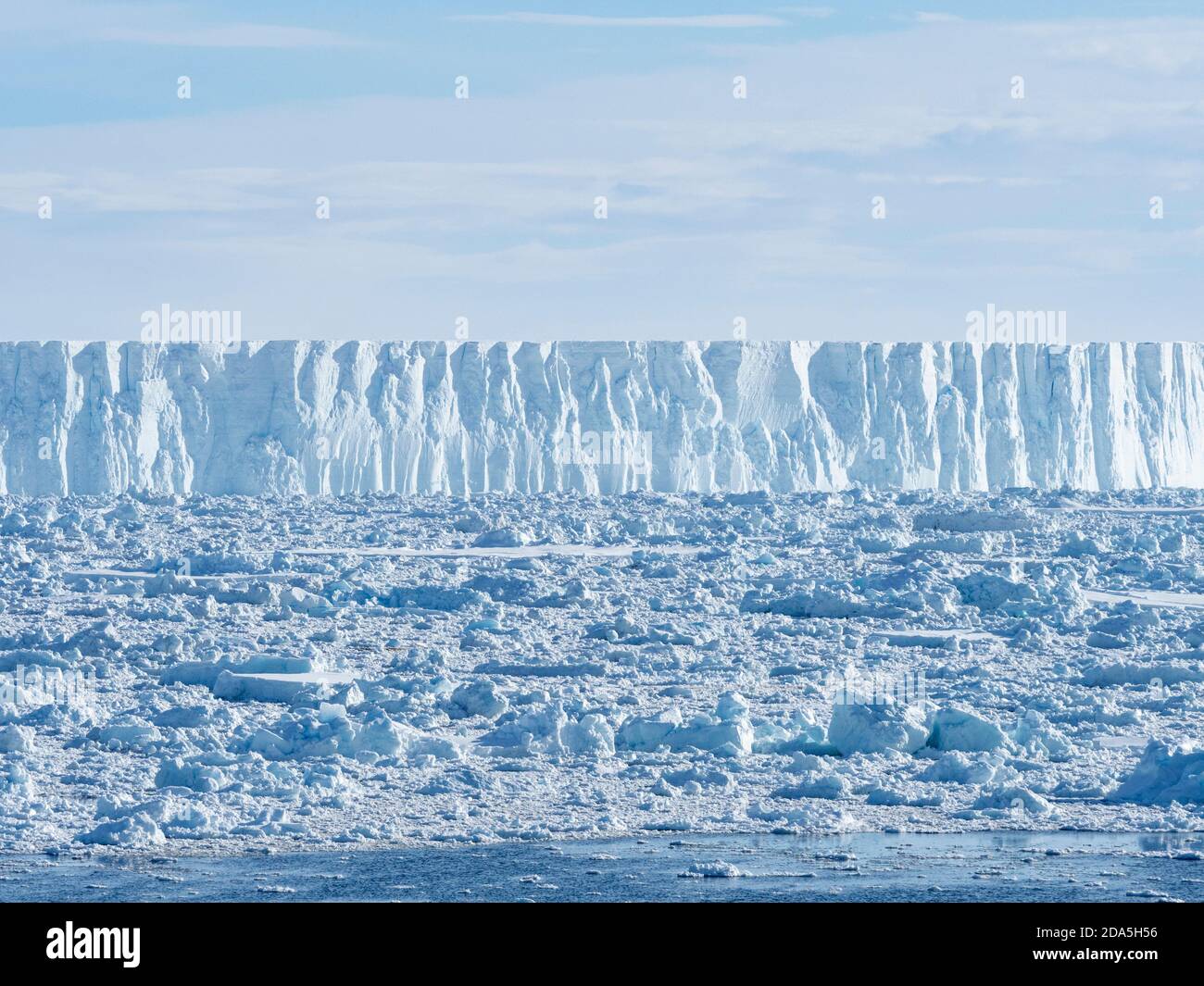 Glace de mer, icebergs tabulaires et glace à brises dans le golfe d'Erebus et de Terror, dans la mer de Weddell, en Antarctique. Banque D'Images