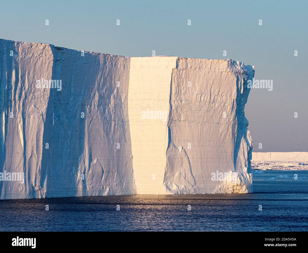 Glace de mer, icebergs tabulaires et glace à brises dans le golfe d'Erebus et de Terror, dans la mer de Weddell, en Antarctique. Banque D'Images