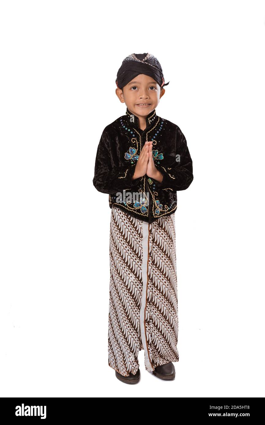 Portrait d'un enfant en vêtements traditionnels javanais. Posez des salutations isolées sur fond blanc Banque D'Images