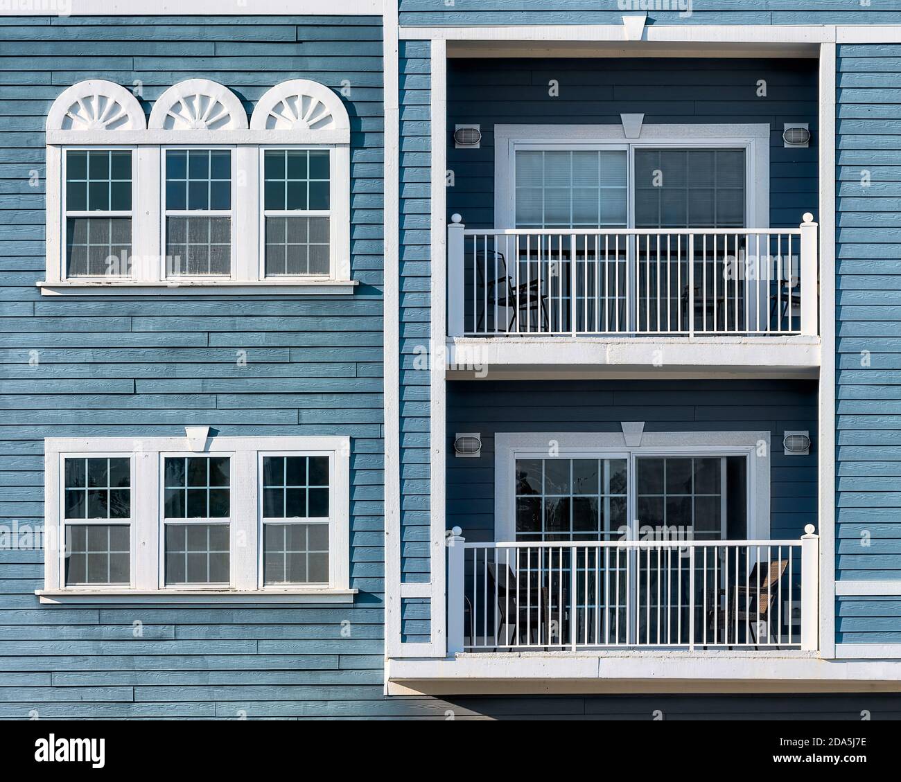 Façade en bois bleu et porches d'un immeuble en copropriété à New Buffalo, Michigan Banque D'Images