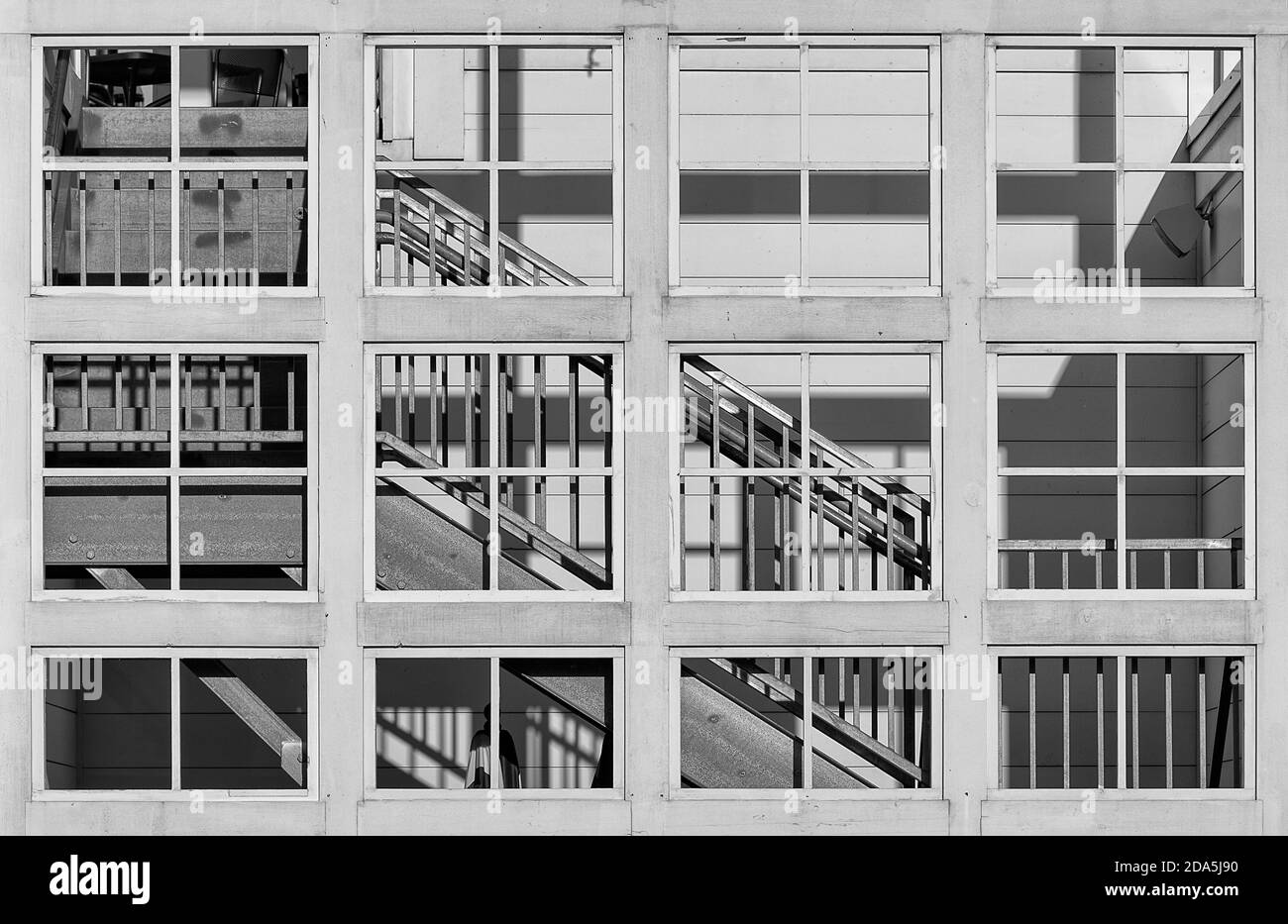 Escalier visible à travers la grille de fenêtres carrées ouvertes Banque D'Images