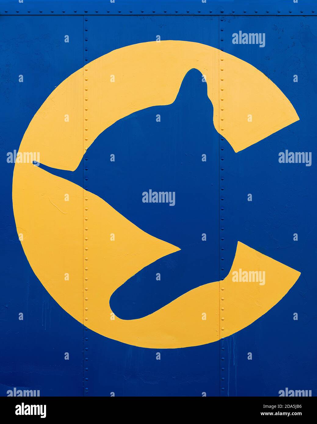 Logo de mascotte Chessie System 'Chessie' sur le côté d'un voiture de chemin de fer d'époque Banque D'Images