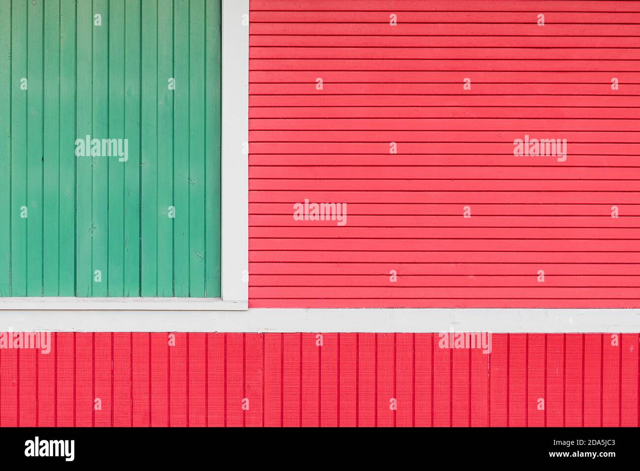 Les lattes en bois vert et rouge forment un motif abstrait de lignes sur la façade de l'ancien bâtiment Banque D'Images