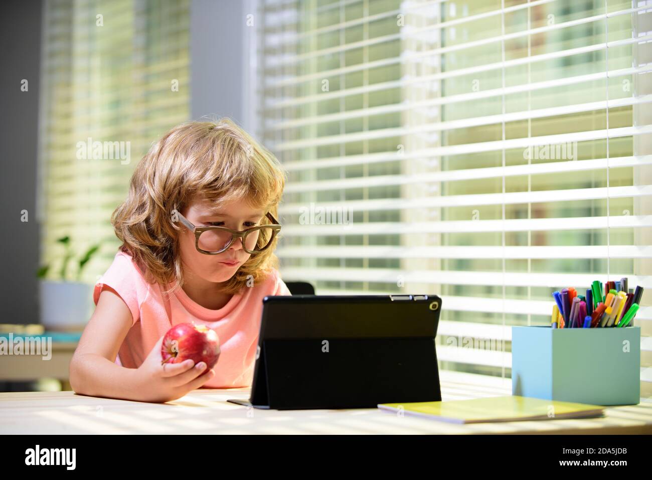 Mignon apprentissage d'élève. E-learning, éducation à domicile et en ligne pour les enfants. Banque D'Images