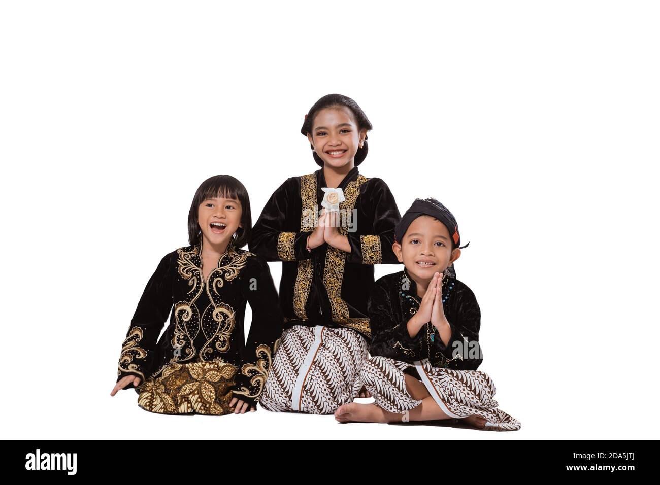 Portrait heureux de trois adorables frères et sœurs. Dans le concept de tenue javanais dans le studio photo Banque D'Images