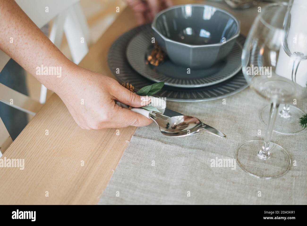 Jeune femme dans la chemise à carreaux ensemble table de fête avec composition de sapin, heure de noël Banque D'Images