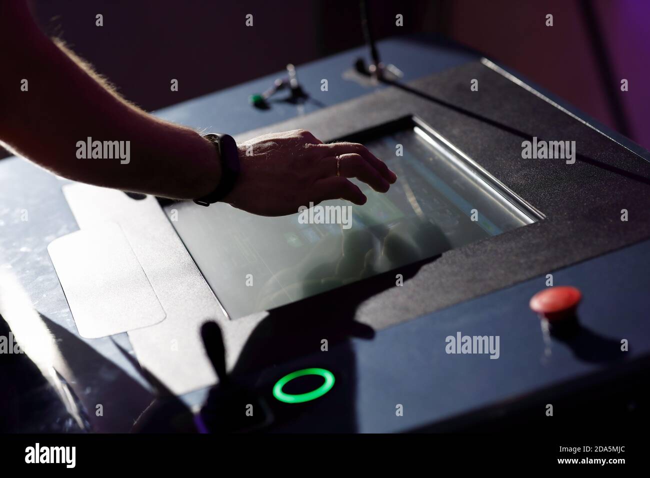 Opérateur travaillant avec l'écran tactile HMI (Human machine interface). Mise au point sélective. Banque D'Images