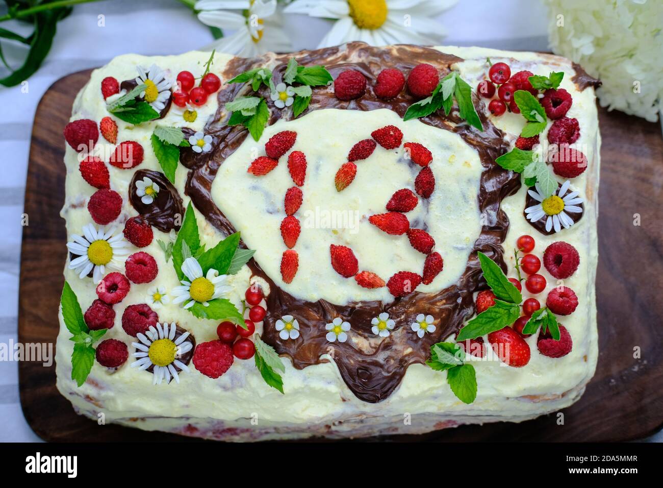 Gateau D Anniversaire Fait Maison Avec Decoration De Baies D Ete Fleurs Et Baies Sur Un Gateau Fait Maison Decoration Du 13e Anniversaire Fete Des Adolescents Photo Stock Alamy Gateau D Anniversaire Fait Maison Avec Decoration De Baies D Ete Fleurs Et Baies Sur Un Gateau Fait Maison Decoration Du 13e Anniversaire Fete Des Adolescents Photo Stock Alamy