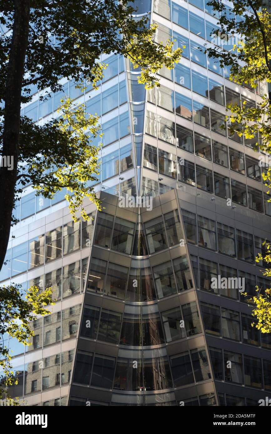 Le 7 Bryant Park est une tour de bureaux de catégorie trophée située à l'angle de Bryant Park et de l'Avenue of the Americas à Midtown Manhattan, New York, États-Unis Banque D'Images