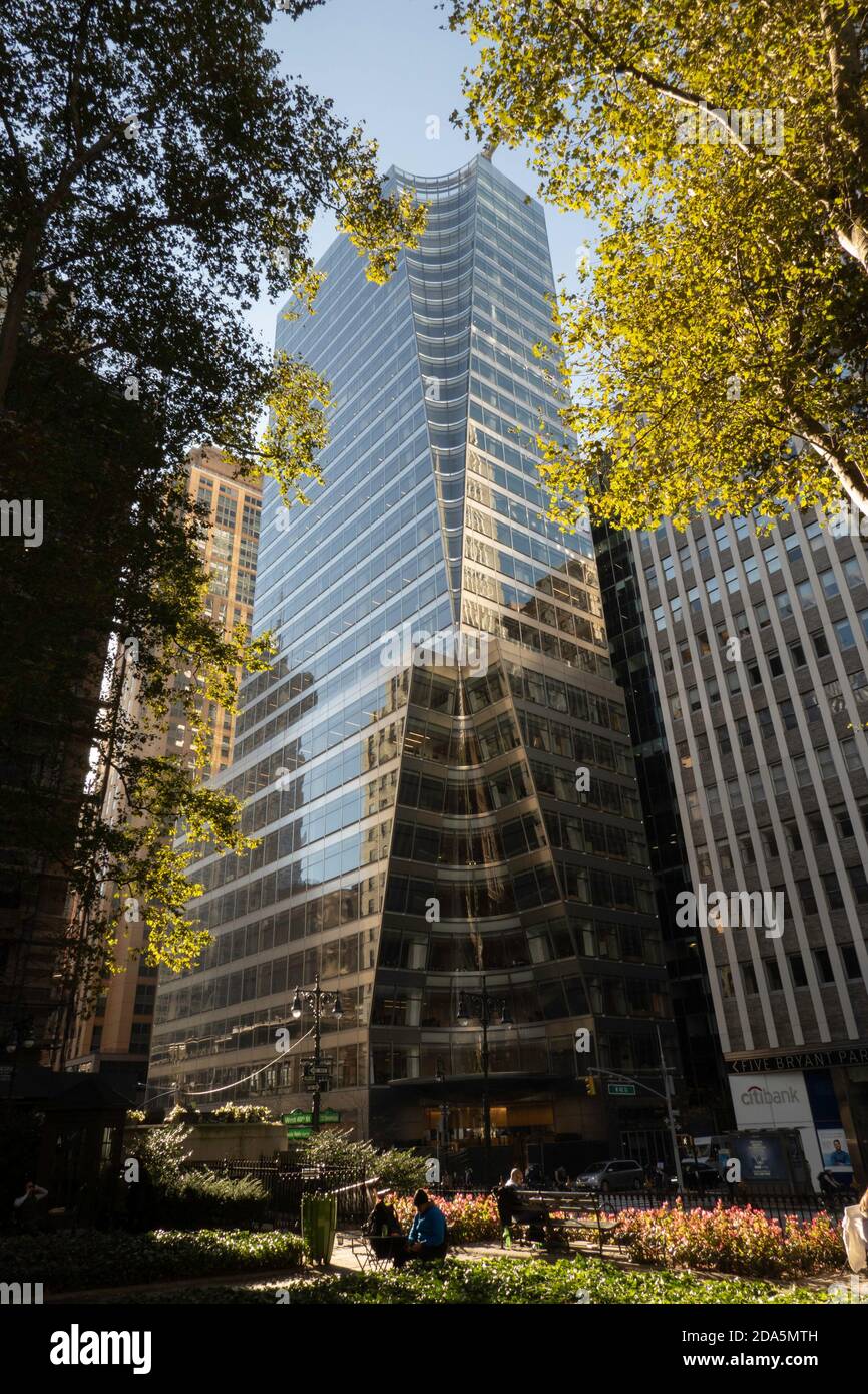 Le 7 Bryant Park est une tour de bureaux de catégorie trophée située à l'angle de Bryant Park et de l'Avenue of the Americas à Midtown Manhattan, New York, États-Unis Banque D'Images