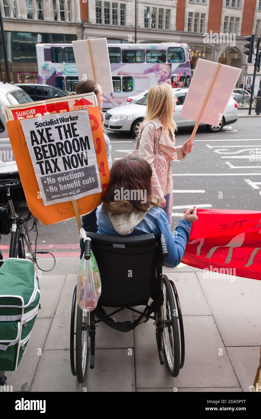 Manifestation pour marquer le premier anniversaire de la « taxe de chambre », devant One Hyde Park, l'une des résidences les plus chères de Londres. La loi de 2012 sur la réforme du bien-être social, entrée en vigueur le 1er avril 2013, comprenait des modifications aux règles sur les prestations de logement. Ces changements comprennent une « pénalité de sous-occupation » qui réduit le montant de l'avantage versé aux demandeurs s'ils sont considérés comme ayant trop d'espace de vie dans la propriété sur laquelle ils demandent une prestation de logement, ces changements sont devenus la « taxe de chambre ». One Hyde Park, Knightsbridge, Londres, Royaume-Uni. 5 avril 2014 Banque D'Images