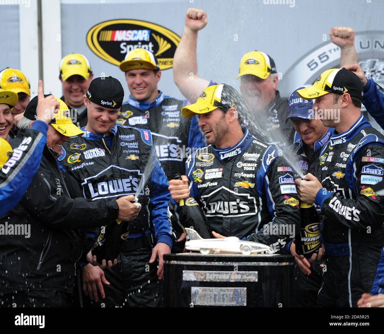 DAYTONA BEACH, FL - 24 FÉVRIER : Jimmie Johnson remporte la 55e course du Daytona 500 au Daytona International Speedway le 24 février 2013 à Daytona Beach, Floride. Personnes: Jimmie Johnson crédit: Storms Media Group/Alay Live News Banque D'Images