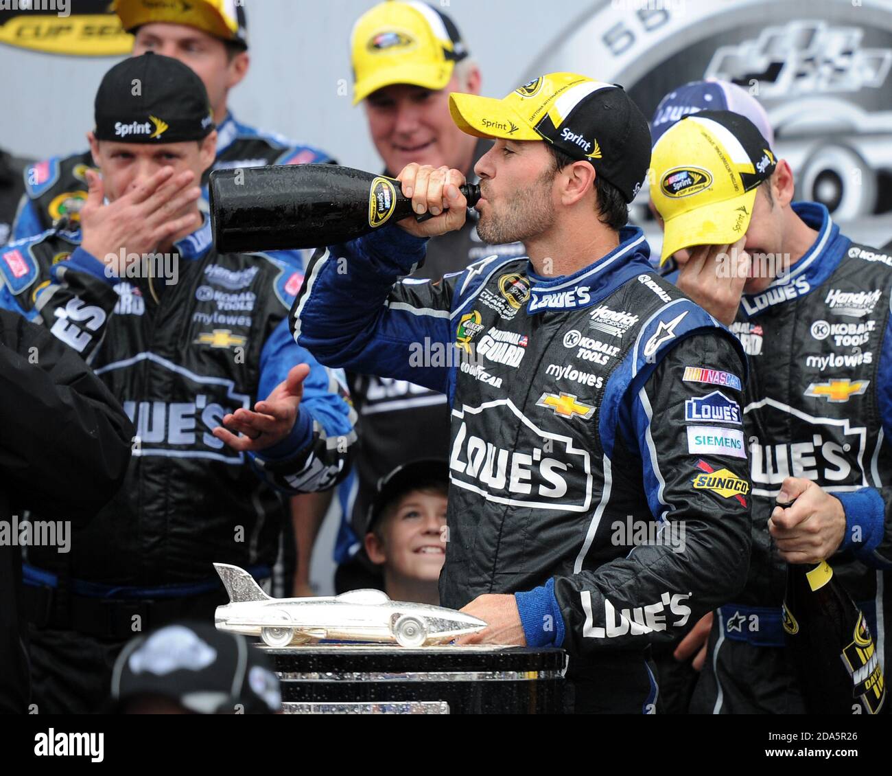 DAYTONA BEACH, FL - 24 FÉVRIER : Jimmie Johnson remporte la 55e course du Daytona 500 au Daytona International Speedway le 24 février 2013 à Daytona Beach, Floride. Personnes: Jimmie Johnson crédit: Storms Media Group/Alay Live News Banque D'Images