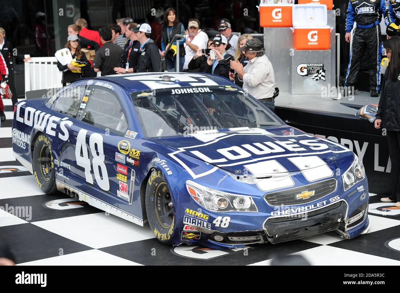 DAYTONA BEACH, FL - 24 FÉVRIER : Jimmie Johnson remporte la 55e course du Daytona 500 au Daytona International Speedway le 24 février 2013 à Daytona Beach, Floride. Personnes: Jimmie Johnson crédit: Storms Media Group/Alay Live News Banque D'Images