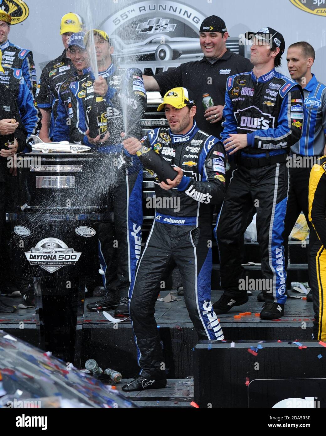 DAYTONA BEACH, FL - 24 FÉVRIER : Jimmie Johnson remporte la 55e course du Daytona 500 au Daytona International Speedway le 24 février 2013 à Daytona Beach, Floride. Personnes: Jimmie Johnson crédit: Storms Media Group/Alay Live News Banque D'Images