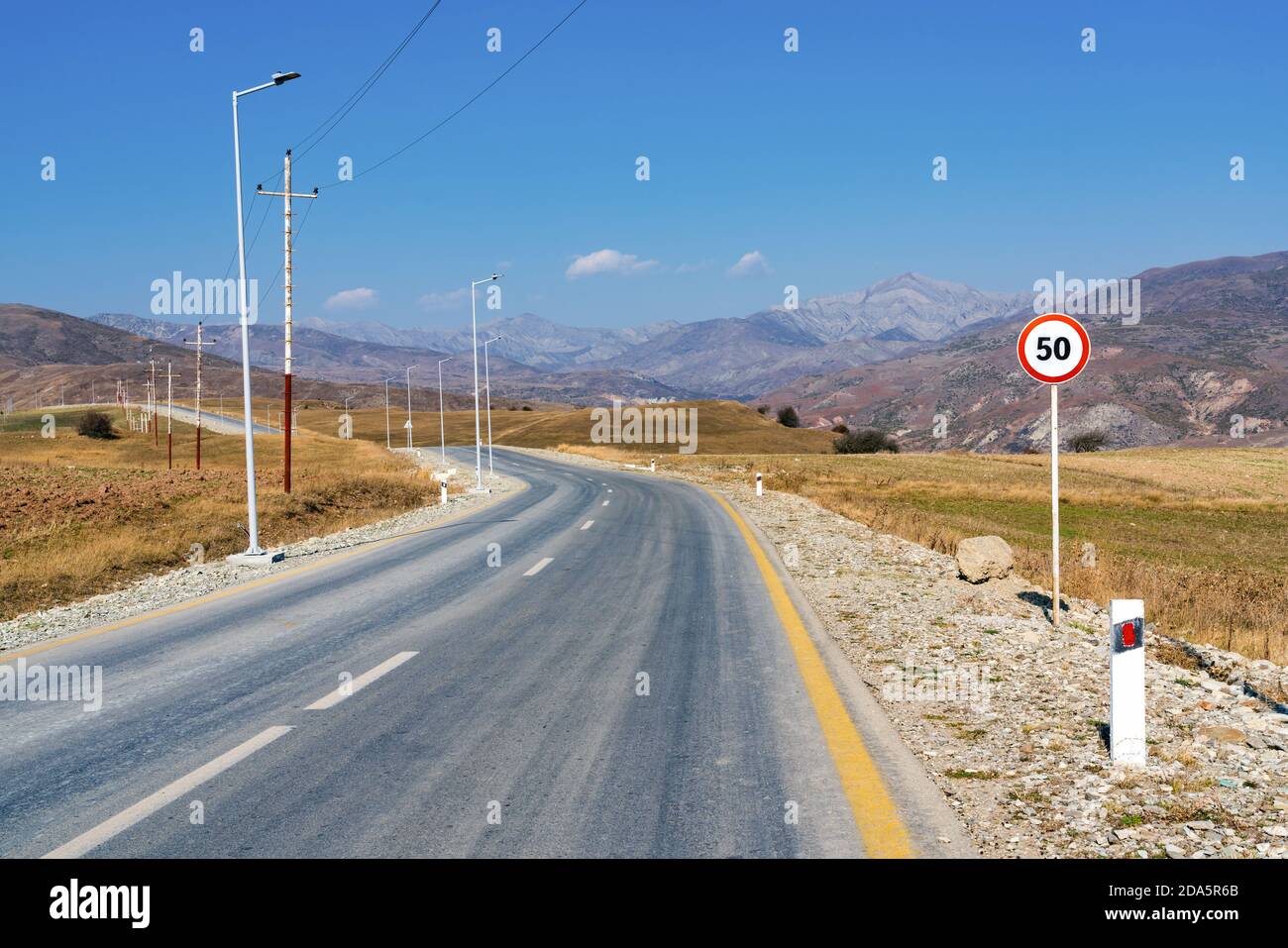 Panneau de limite de vitesse sur une route de montagne Banque D'Images