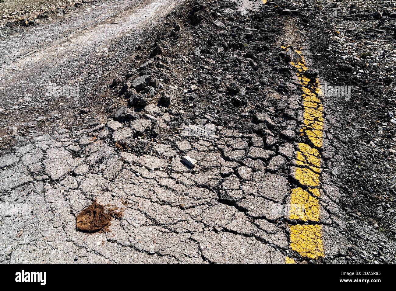 La route asphaltée détruite, les conséquences du tremblement de terre Banque D'Images