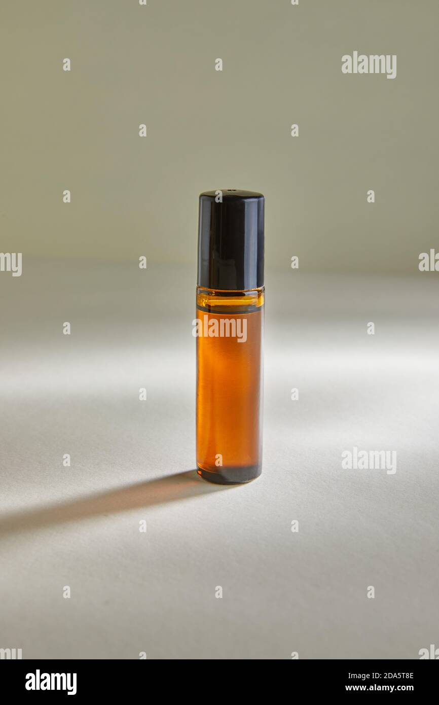 Flacon compte-gouttes - verre ambré pour flacons de parfum non étiquetés sur fond blanc. Banque D'Images