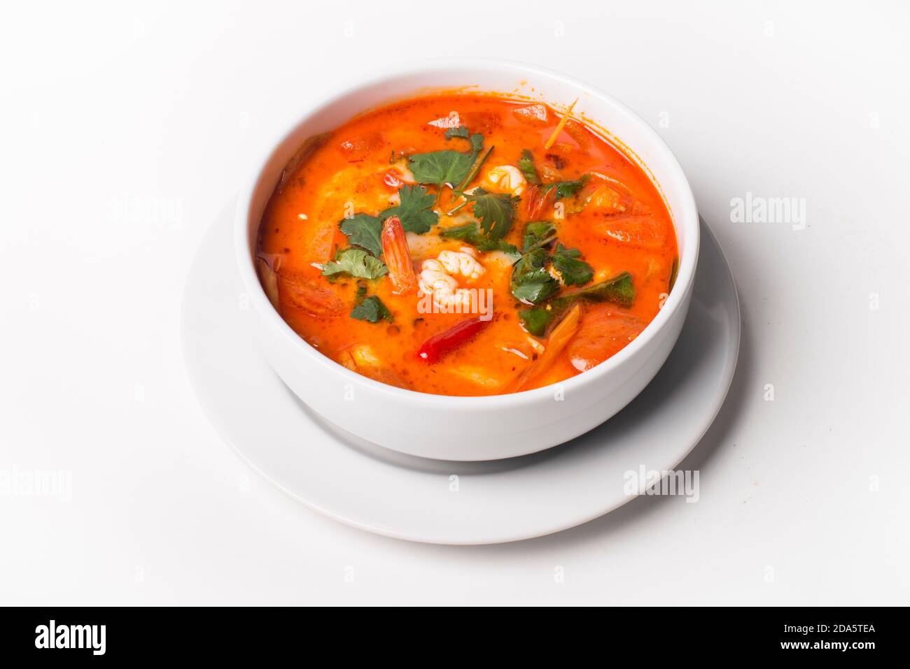 Soupe de noix de coco au curry rouge épicé de Thaïlande avec crevettes, soupe Tom Yam Banque D'Images