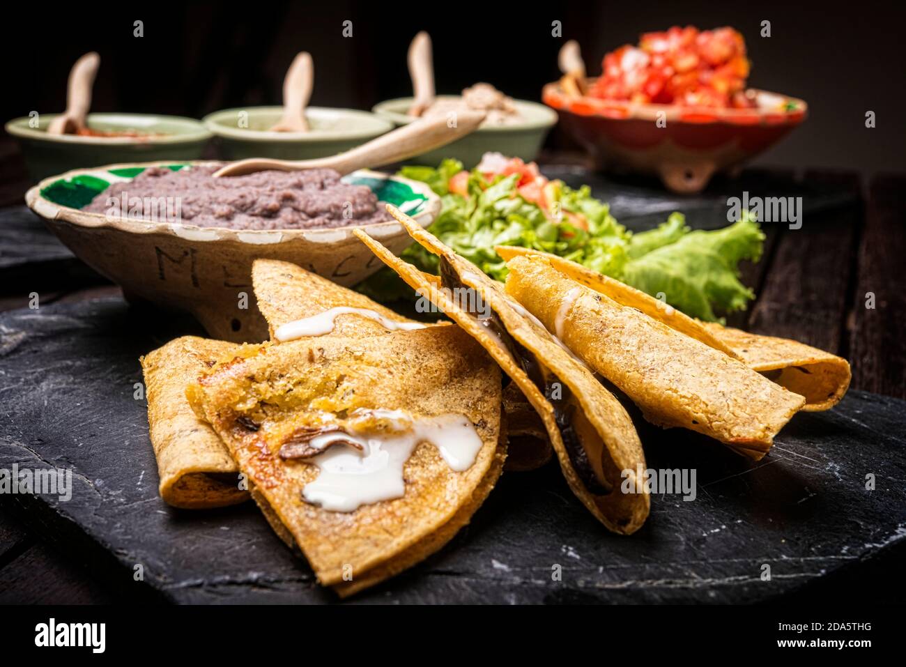 Enchiladas avec trempettes mexicaines en arrière-plan Banque D'Images