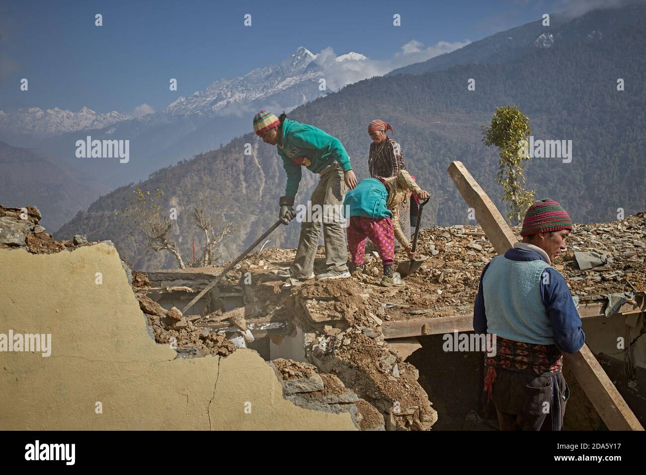 Rasuwa, Népal, janvier 2016. Les personnes travaillant sur leurs maisons détruites par le tremblement de terre d'avril 2015. Banque D'Images