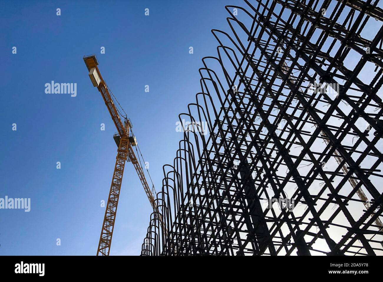 Grue de tour et cadre de renforcement métallique de mur en béton Banque D'Images