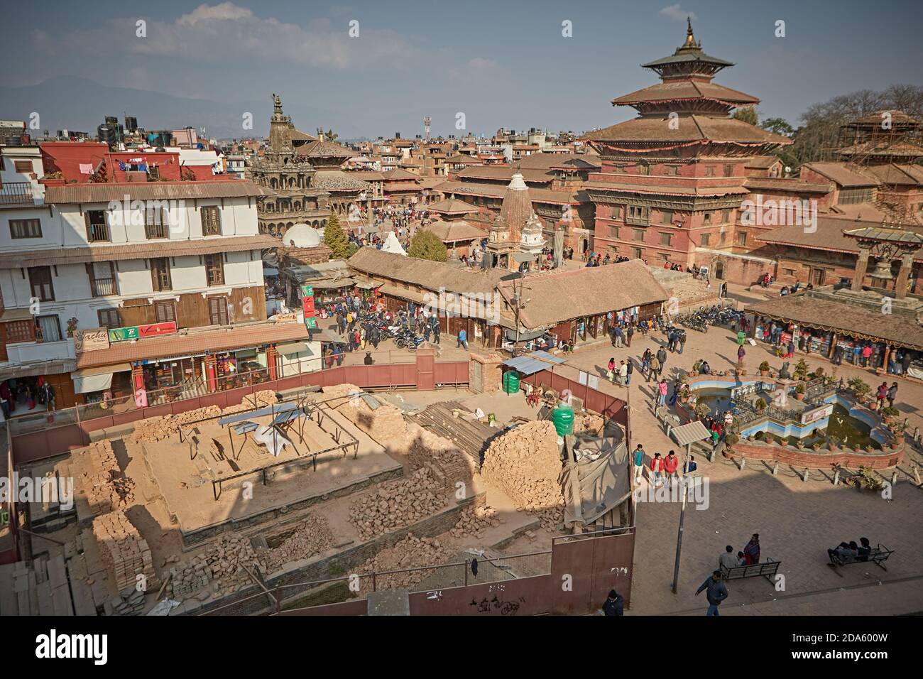 Patan, Népal, janvier 2016. Vue aérienne de la place Durbar avec un temple effondré en premier lieu après le tremblement de terre d'avril 2015. Banque D'Images