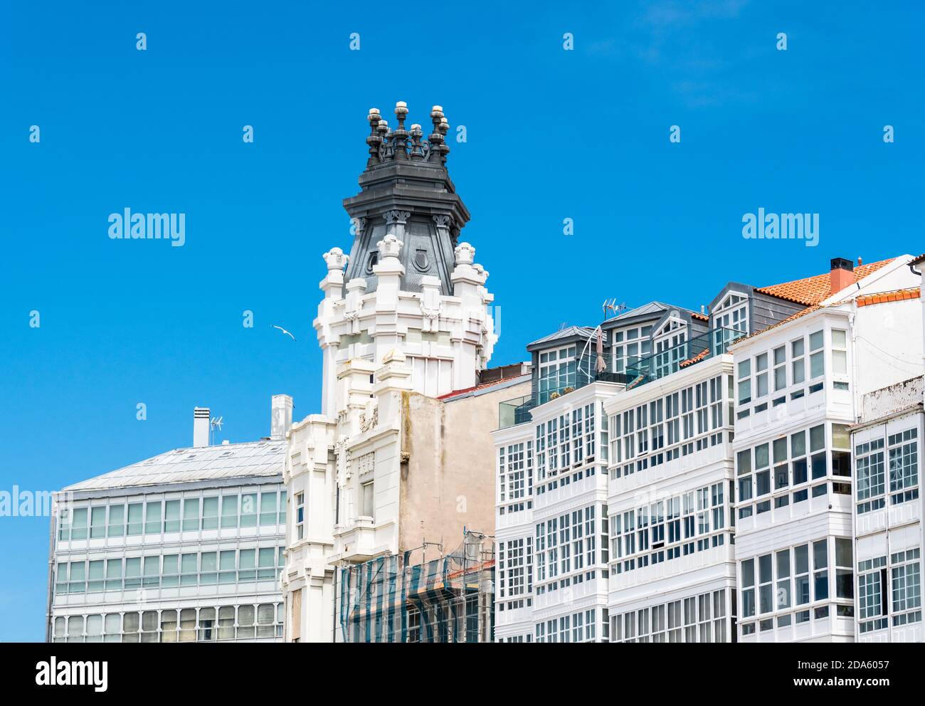 Bas angle de façades blanches avec balcons vitrés sur l'Avenida de Marina, LA Coruña, Galice Banque D'Images