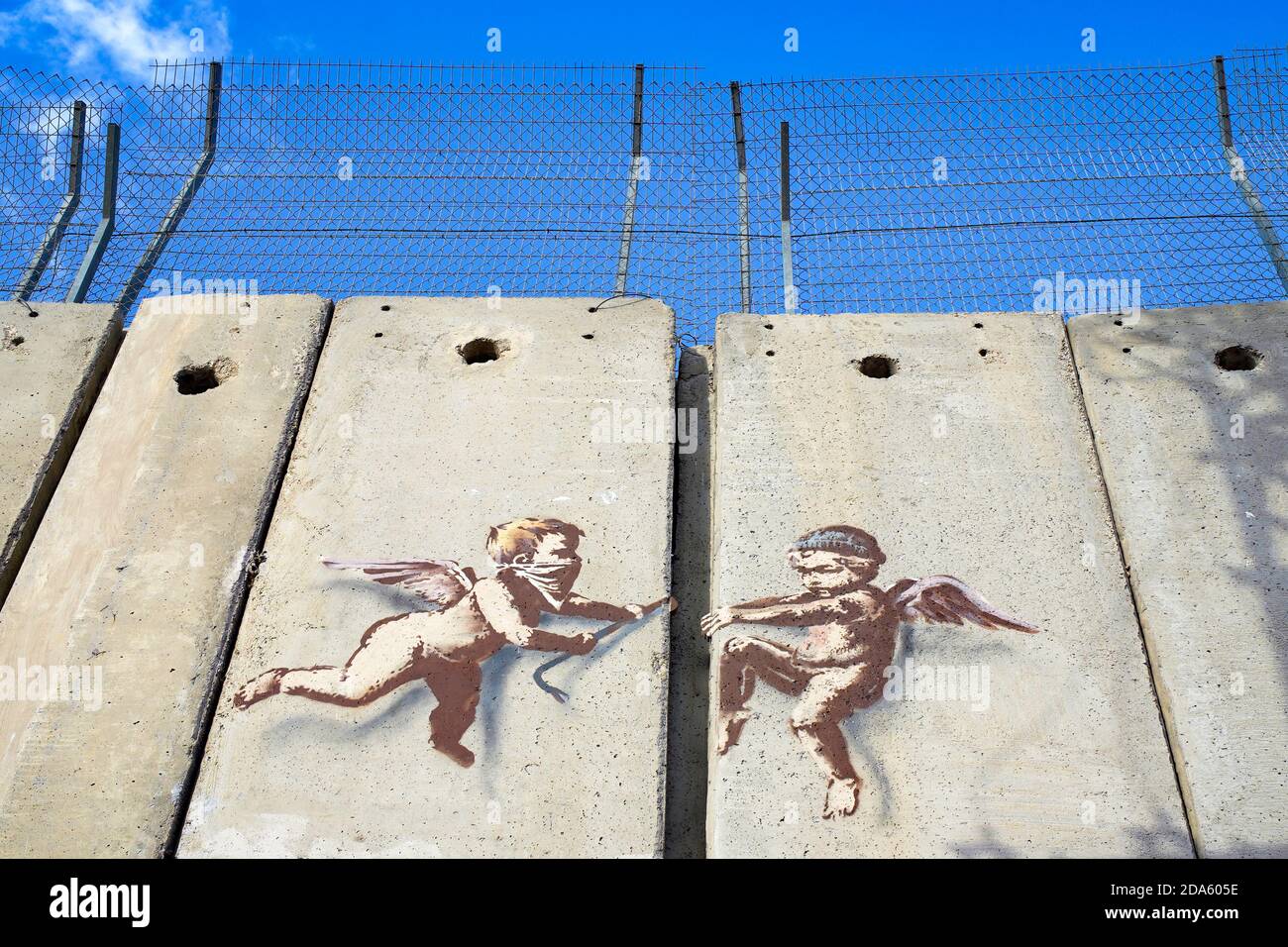 Les messages de Noël de Banksy sur le mur de démarcation entre Israël et la Palestine « paix sur Terre » et « chérubins », à Bethléem, Palestine 2017 Banque D'Images