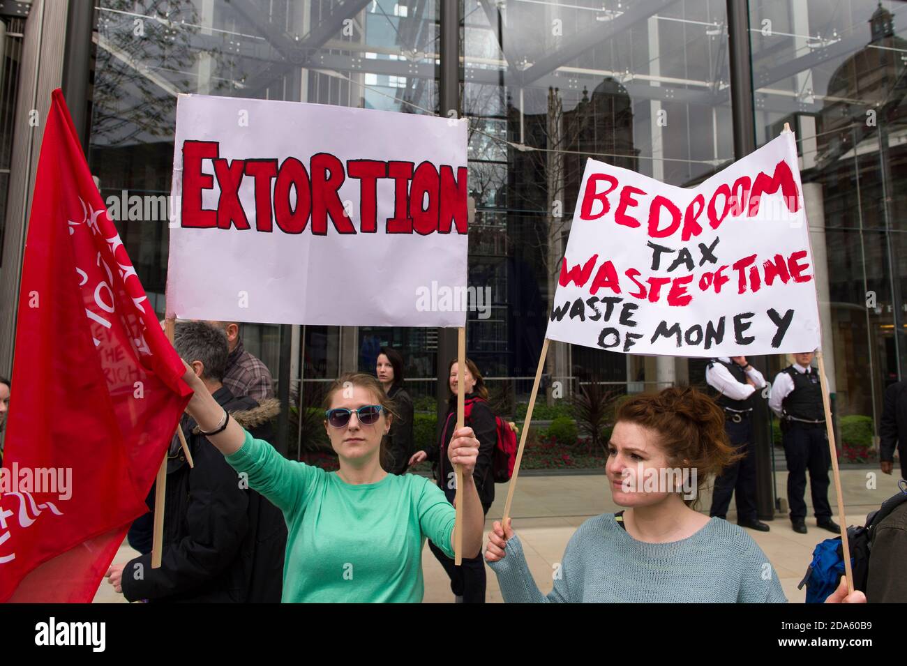 Manifestation pour marquer le premier anniversaire de la « taxe de chambre », devant One Hyde Park, l'une des résidences les plus chères de Londres. La loi de 2012 sur la réforme du bien-être social, entrée en vigueur le 1er avril 2013, comprenait des modifications aux règles sur les prestations de logement. Ces changements comprennent une « pénalité de sous-occupation » qui réduit le montant de l'avantage versé aux demandeurs s'ils sont considérés comme ayant trop d'espace de vie dans la propriété sur laquelle ils demandent une prestation de logement, ces changements sont devenus la « taxe de chambre ». One Hyde Park, Knightsbridge, Londres, Royaume-Uni. 5 avril 2014 Banque D'Images