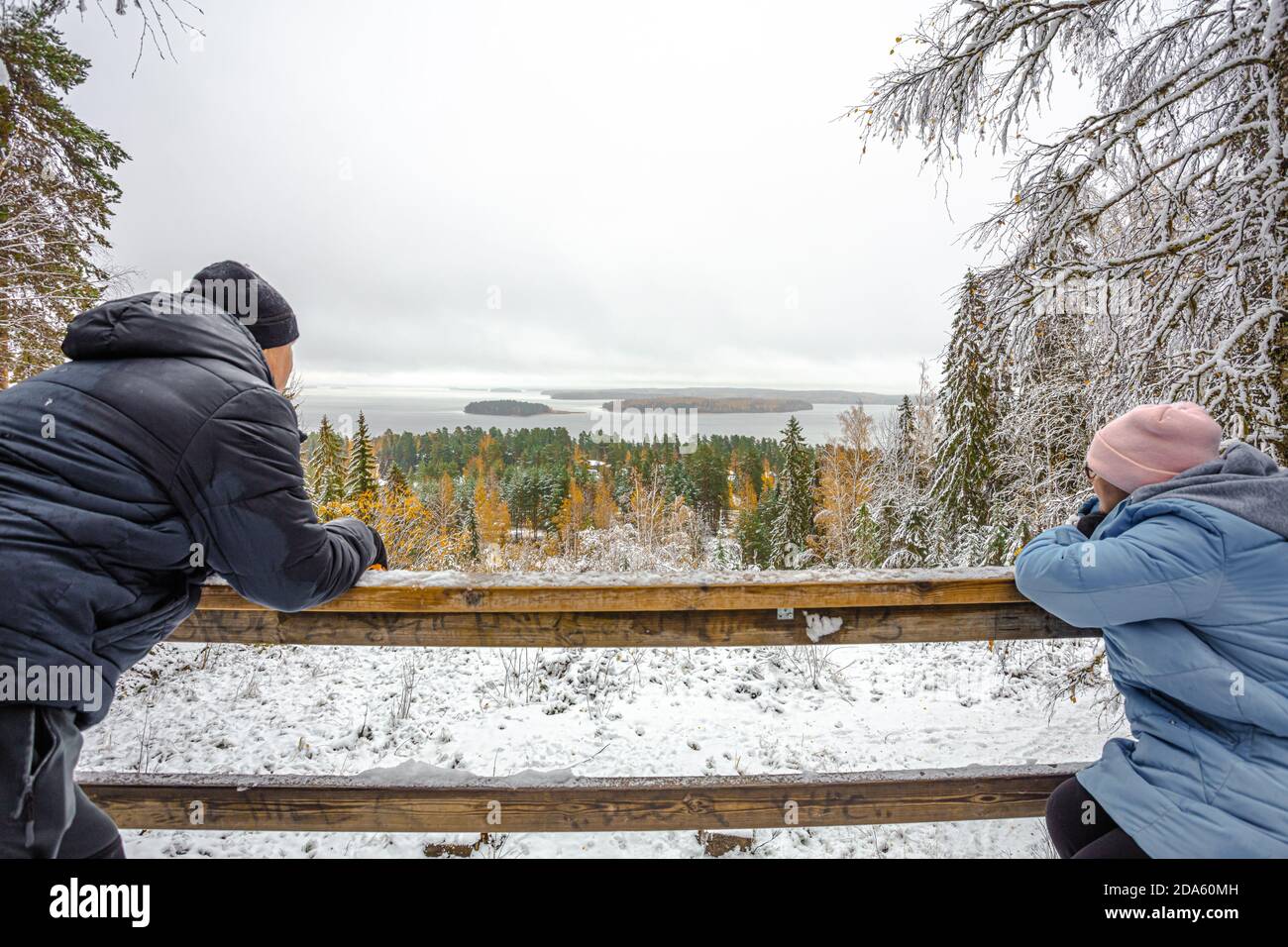 Un homme et une femme sur la tour d'observation, regardez l'hiver, paysage. Forêt dans la neige et la mer au loin. Photo de haute qualité Banque D'Images